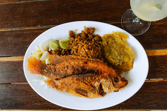 Pescado Frito y Arroz Con Coco