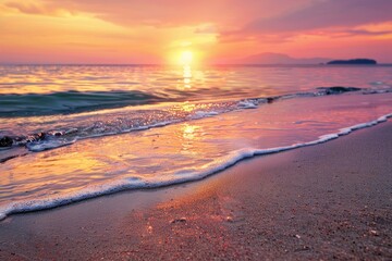 Obraz premium Sun setting over calm water at low tide, perfect for a relaxing day at the beach