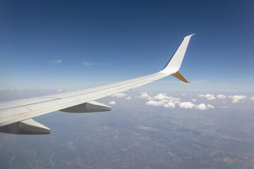 Obraz premium View of the plane wing from the window of passenger seat