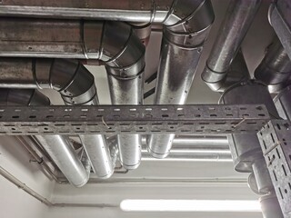 Heizungstechnik einer großen Heizungsanlage