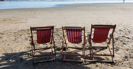 Sillas de descanso en la playa a orilla del mar esperando a los ba&ntilde;istas