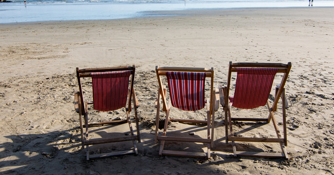 Sillas de descanso en la playa a orilla del mar esperando a los ba&ntilde;istas