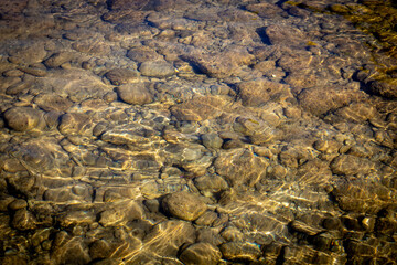 Piedras bajo el agua 