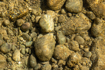 Piedras bajo el agua 