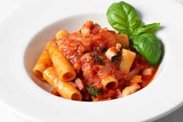 Piatto di rigatoni all'amatriciana, pasta italiana, gastronomia europea 