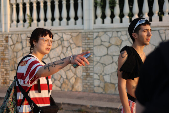 Alternative couple arriving in a festival at beach