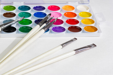 Obraz premium a set of watercolor paints in round bags in a white case