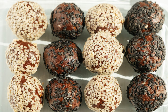 Vegan No-Bake Snack Balls
