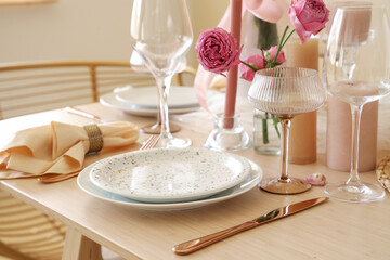 Beautiful table setting with roses for wedding celebration in room, closeup