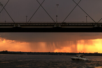 Obraz premium Sunset over the Paranoa Lake with rain in the background