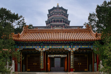 Obraz premium The magnificent temple and the splendid pagoda that characterize the entrance to the Summer Palace complex in Beijing, (China) an example of classical Chinese architecture.