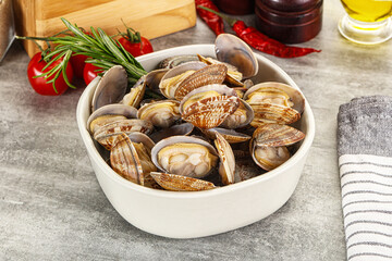 Raw vongole clams for cooking