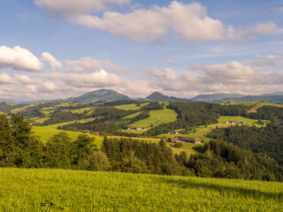 Obraz premium Sommerlandschaft mit Bauernhaus im Mostviertel, Niederösterreich