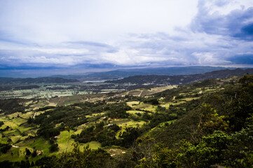 Panorama del paisaje en el campo y el cielo azul