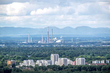 Fototapeta premium Blick vom Turmberg über Karlsruhe, im Hintergrund die Mineralölraffinerie Oberrhein, vorne der Stadtteil Sozialstadt 