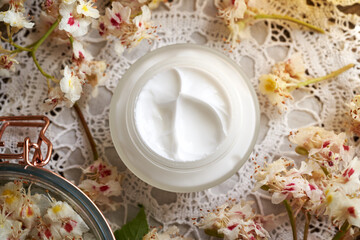 Cream for the veins made of fresh horse chestnut flowers