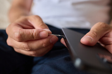 Guide on how to properly insert a SIM card into a smartphone using a SIM removal tool