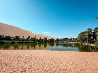 oasis en el decierto de huacachina en peru 