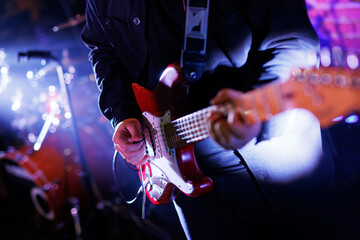 Obraz premium Guitarist plays the electric guitar during the concert.