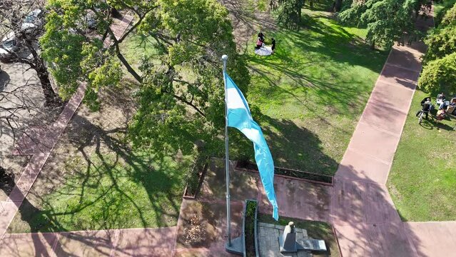 Toma a&eacute;rea de bandera argentina flameando en parque