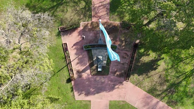 Toma a&eacute;rea de bandera argentina flameando en parque