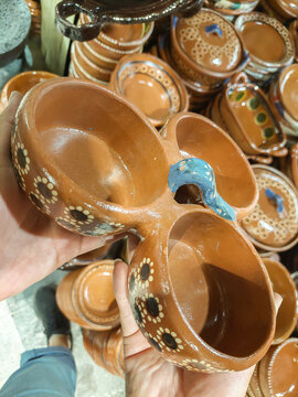 Alfarer&iacute;a del estado de M&eacute;xico. Trastes de barro. artesan&iacute;as mexicanas. salseras artesanales tradicionales del trabajo de los mexicanos. Una vez en el mercado de Sonora.