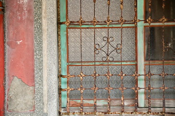 Early Taiwanese windows often featured iron bars, ornate ironwork, and textured glass like stained glass, blending security, light filtration, and nostalgic aesthetics.