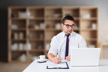 Obraz premium Young business person working on project with computer