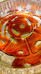 charola de papel de aluminio con caramelo derretido