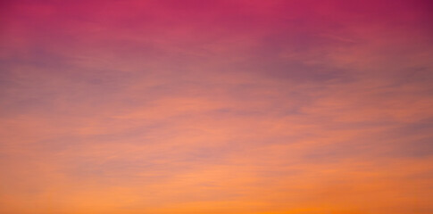 Obraz premium Enjoy a panoramic view of the skyline. The sun rises in the morning sky with colorful clouds. and beautiful cloud patterns In the soft light of the morning 