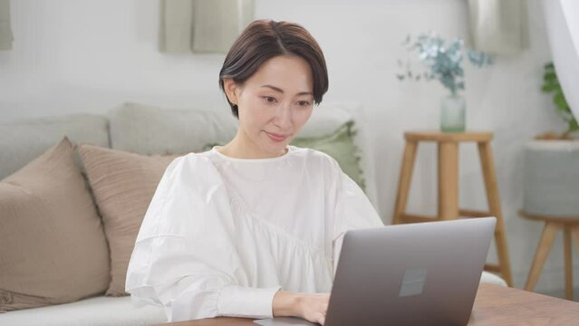 パソコンを使う女性