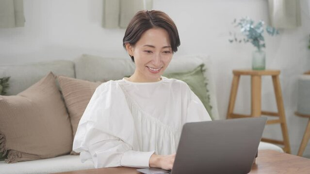 パソコンを使う女性