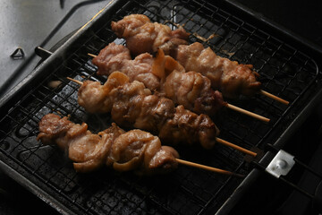 焼き鳥を自宅て焼いているシーン