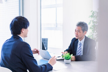 面談をする上司と部下