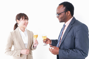 お酒を飲むビジネスパーソン