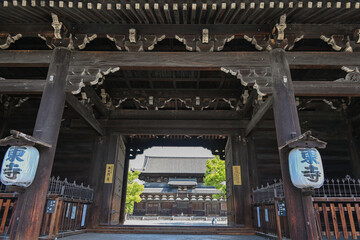 美しい山門から見える本堂