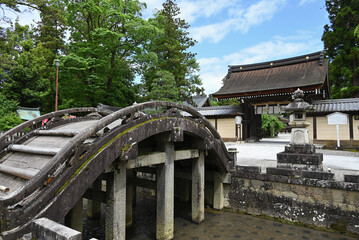 新緑に包まれた神社の御神門と太閤橋