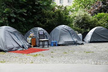 Tentes de sans-abri en campement urbain