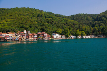 Obraz premium Citycape, View of the Bosphorus in Istanbul city on sunny summer day, in a public place.