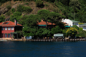 Obraz premium Citycape, View of the Bosphorus in Istanbul city on sunny summer day, in a public place.