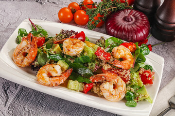 Salad with prawn and quinoa