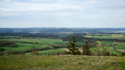 Ausblick vom Görauer Anger mit wolkigem Himmel