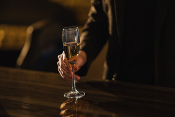 シャンパングラスを持つ手元