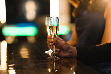 バーでお酒を飲む若い男女