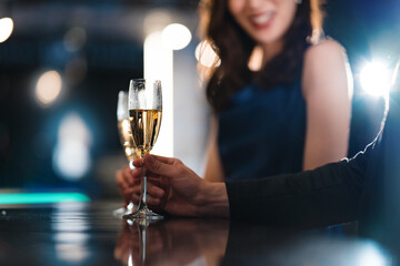 バーでお酒を飲む若い男女