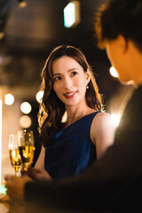 バーでお酒を飲む若い男女