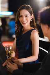 バーでお酒を飲む若い男女