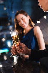 バーでお酒を飲む若い男女