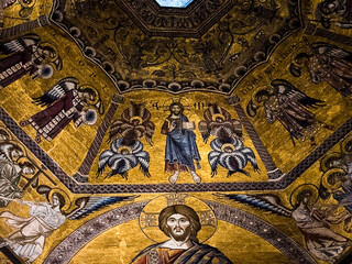 Detailansicht der  Kuppel des Baptisterteriums in Florence. Diese besteht aus Mosaiken und Gold....