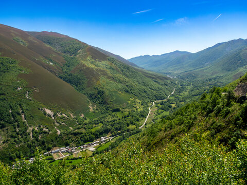 View of the road that connects Fonduveigas with Dega&ntilde;a from the Alto del Capillo viewpoint. Dega&ntilde;a, Asturias, Spain.